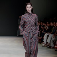 Lurik juga termasuk opsi terbaik untuk tampilan formal sederhana. Hindari terlalu banyak warna dalam satu look. Cobalah setelan atasan dan bawahan lurik dengan warna sama untuk efek monokrom yang elegan dan modern seperti di koleksi IKAT Indonesia ini. (Foto: Dok. Plaza Indonesia)