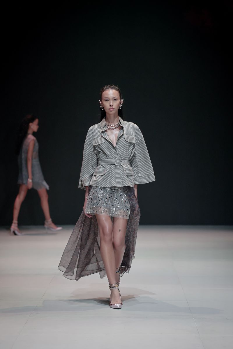 Koleksi IKAT Indonesia di Plaza Indonesia Fashion Week 2025 Koleksi IKAT Indonesia di Plaza Indonesia Fashion Week 2025