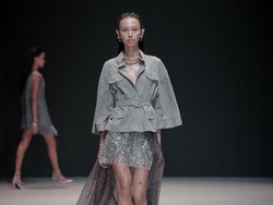 IKAT Indonesia 14 Tahun, Didiet Maulana Rayakan Lurik dalam Gaya Resort