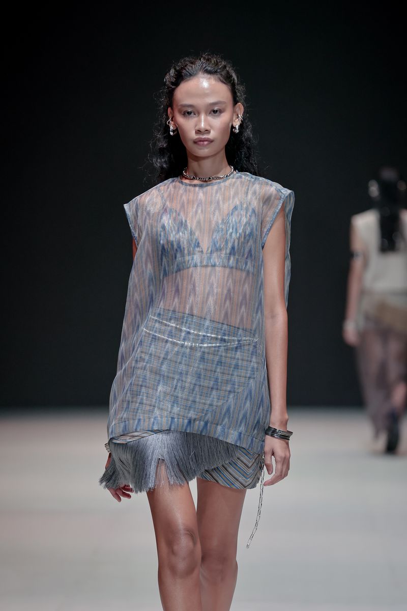 Koleksi IKAT Indonesia di Plaza Indonesia Fashion Week 2025 Koleksi IKAT Indonesia di Plaza Indonesia Fashion Week 2025