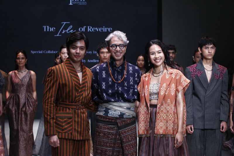 Koleksi IKAT Indonesia di Plaza Indonesia Fashion Week 2025 Koleksi IKAT Indonesia di Plaza Indonesia Fashion Week 2025