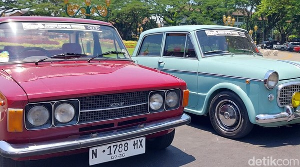 Keren! Ratusan Mobil Fiat Antik Nongkrong di Malang