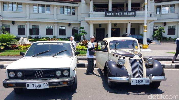 Koleksi Mobil Fiat Mejeng di depan Balai Kota Malang