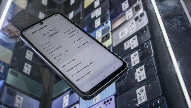 Pedagang ponsel bekas melayani calon pembeli di Pasar Poncol, Senen, Jakarta, Minggu (5/10/2025). Komdigi tegaskan wacana kebijakan blokir IMEI dalam transaksi jual beli ponsel bekas bukan untuk alih status dan dilakukan secara sukarela serta sebagai upaya melindungi konsumen dan menjaga keamanan ekosistem digital Indonesia. ANTARA FOTO/Naufal Khoirulloh