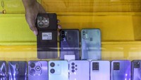 Pedagang ponsel bekas melayani calon pembeli di Pasar Poncol, Senen, Jakarta, Minggu (5/10/2025). Komdigi tegaskan wacana kebijakan blokir IMEI dalam transaksi jual beli ponsel bekas bukan untuk alih status dan dilakukan secara sukarela serta sebagai upaya melindungi konsumen dan menjaga keamanan ekosistem digital Indonesia. ANTARA FOTO/Naufal Khoirulloh
