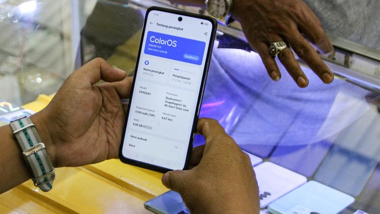 Pedagang ponsel bekas melayani calon pembeli di Pasar Poncol, Senen, Jakarta, Minggu (5/10/2025). Komdigi tegaskan wacana kebijakan blokir IMEI dalam transaksi jual beli ponsel bekas bukan untuk alih status dan dilakukan secara sukarela serta sebagai upaya melindungi konsumen dan menjaga keamanan ekosistem digital Indonesia. ANTARA FOTO/Naufal Khoirulloh