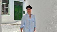 Mengenakan kemeja biru dan celana pendek, dia menyebutkan sedang berada di Pulau Mykonos, Yunani (Instagram/Fermin Aldeguer)