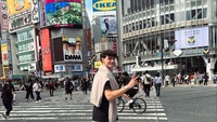 Traveler pasti tahu kan dia pose di mana? Ya, ini momen dia berfoto di Shibuya, Tokyo (Instagram/Fermin Aldeguer)