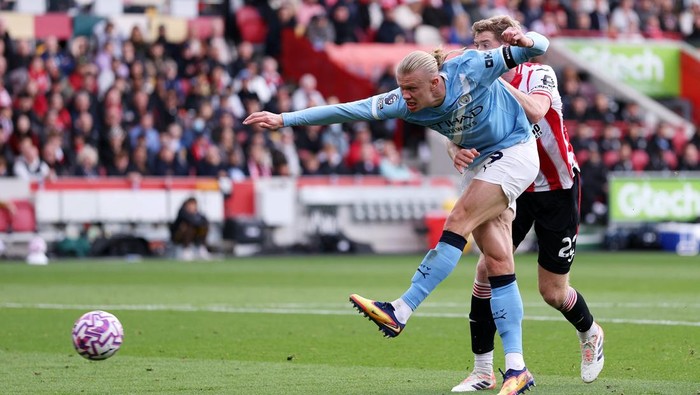 BRENTFORD, ENGLAND - OCTOBER 05: Erling Haaland of Manchester City scores his teams first goal during the Premier League match between Brentford and Manchester City at Gtech Community Stadium on October 05, 2025 in Brentford, England. (Photo by Justin Setterfield/Getty Images)