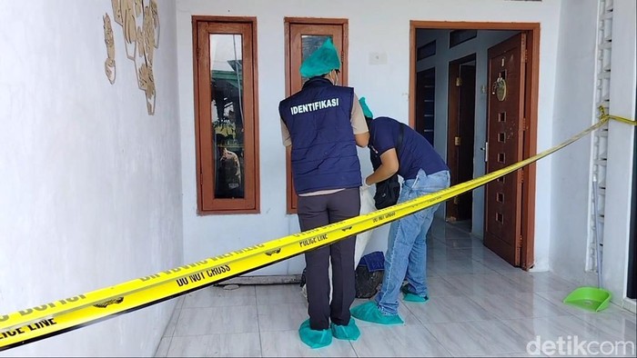 Lokasi penemuan mayat diduga dibunuh.