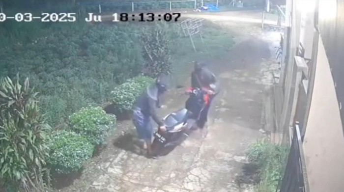 Dua maling gotong motor di Bogor