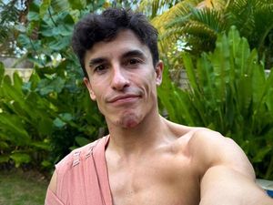 Selfie Marc Marquez dengan Cederanya