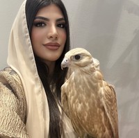Selain menekuni dunia mode, Mariam juga dikenal sebagai pecinta olahraga tradisional UEA seperti falconry (berburu dengan elang) dan menunggang unta. Ia gemar berpetualang dan berinteraksi lintas budaya, hal yang menurutnya memperkaya pandangan terhadap dunia. Foto: dok. Instagram @mimim7md1
