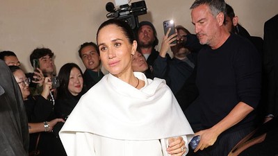 Foto: Gaya Meghan Markle Pertama Kali Hadir di Paris Fashion Week