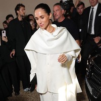 Penampilannya semakin sempurna dengan sepatu hak lancip hitam, tas clutch hitam sederhana, serta anting berlian mungil. Sang Duchess of Sussex, 44 tahun, menata rambutnya dalam gaya sanggul rapi dan memilih riasan natural dengan sentuhan dewy look untuk tampilan yang anggun dan minimalis. Foto: Getty Images for Balenciaga/Vanni Bassetti