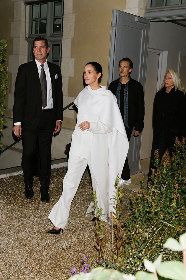 Menurut juru bicara Meghan kepada People, kehadiran ibu dua anak itu di acara Balenciaga merupakan bentuk dukungannya kepada Pierpaolo Piccioli, sahabat lama yang kini menjabat sebagai Creative Director Balenciaga sejak Juli lalu. Foto: Getty Images for Balenciaga/Vanni Bassetti