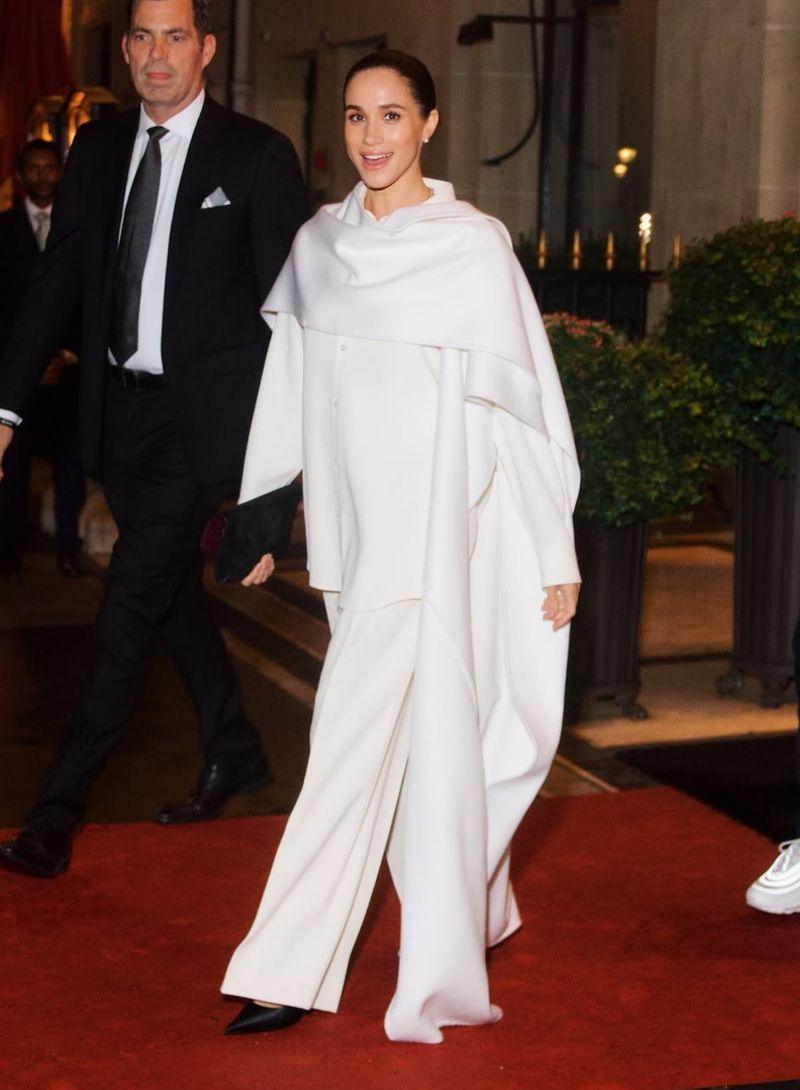 Meghan Markle di fashion show Balenciaga, Paris Fashion Week.