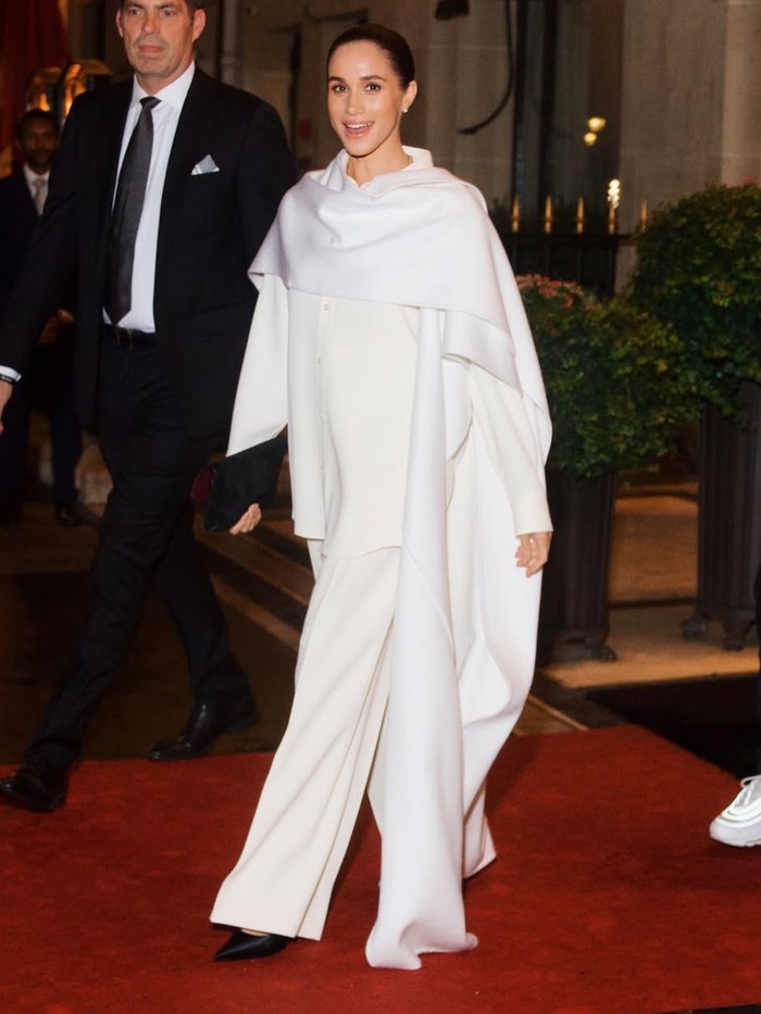 Meghan Markle di fashion show Balenciaga, Paris Fashion Week.