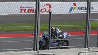 Pembalap BK8 Gresini Racing MotoGP Fermin Aldeguer memacu kecepatan sepeda motornya dalam sesi race MotoGP Indonesia 2025 di Sirkuit Internasional Pertamina Mandalika, Lombok Tengah, Nusa Tenggara Barat, Minggu (5/10/2025). Fermin Aldeguer menjuarai MotoGP Indonesia 2025 dengan catatan waktu 41 menit 7,651 detik.