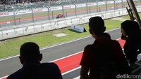 Balapan ini tidak hanya menjadi ajang persaingan sengit antar pembalap internasional, tetapi juga menampilkan atmosfer meriah bagi wisatawan dan penggemar motorsport dari berbagai negara.