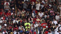 Aksinya di lintasan menarik perhatian ribuan penonton yang memadati tribun, sambil mengabadikan momen spektakuler melalui kamera dan ponsel mereka.