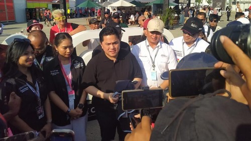 Menpora, Erick Thohir, saat ditemui awak media seusai memberikan trofi kepada pemenang MotoGP 2025 di Sirkuit Mandalika, Minggu (5/10/2025). (Edi Suryansyah/detikBali)