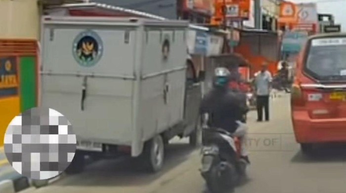 Mobil boks logo BGN tabrak motor di Depok