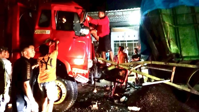 Mobil kontainer tabrak truk parkir di Polman.