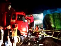 Mobil Kontainer Seruduk Truk Parkir di Polman, Sopir Terjepit