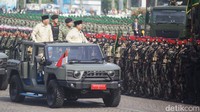 Ribuan prajurit dari tiga matra TNI AD, AL, dan AU berdiri tegap di lapangan, menampilkan kesiapsiagaan dan kekompakan mereka di hadapan pimpinan tertinggi.