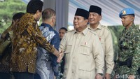 Marilah kita sejenak ingat sejarah perjalanan bangsa kita dan sejarah perjalanan TNI. Kita paham dan mengerti bahwa TNI lahir dari rakyat Indonesia. TNI adalah anak kandung rakyat Indonesia, TNI berasal dari rakyat, TNI timbul dan tenggelam bersama rakyat Indonesia, kata Prabowo dalam amanatnya.
