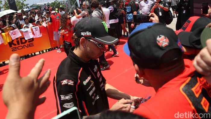 Suasana hangat dan penuh antusiasme mewarnai MotoGP Hero Walk 2025 di Sirkuit Internasional Pertamina Mandalika, Nusa Tenggara Barat, Minggu (5/10/2025). Ajang yang digelar menjelang race utama MotoGP Indonesia 2025 ini menjadi momen langka bagi para penggemar untuk bertemu langsung dengan pembalap idolanya.