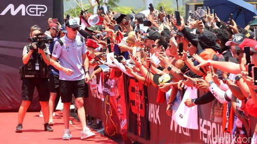 Suasana hangat dan penuh antusiasme mewarnai MotoGP Hero Walk 2025 di Sirkuit Internasional Pertamina Mandalika, Nusa Tenggara Barat, Minggu (5/10/2025). Ajang yang digelar menjelang race utama MotoGP Indonesia 2025 ini menjadi momen langka bagi para penggemar untuk bertemu langsung dengan pembalap idolanya.