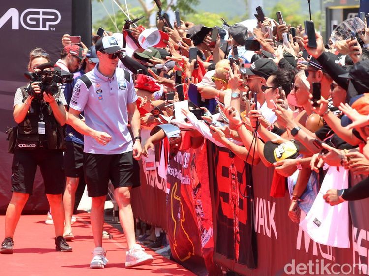 MotoGP Hero Walk 2025 di Mandalika, Momen Akrab Pembalap dan Fans