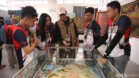 Salah satu daya tarik utama adalah maket Gunung Tambora, yang menampilkan sejarah letusan besar di masa lampau dan pengaruhnya terhadap peradaban masyarakat sekitar.