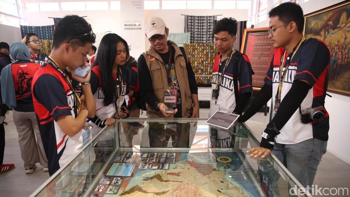 Pameran Budaya NTB Meriahkan Gelaran MotoGP Mandalika 2025 Tak hanya deru mesin dan sorak penonton yang memeriahkan ajang MotoGP Mandalika 2025, tetapi juga pesona budaya lokal yang turut mencuri perhatian. Di sela gelaran Pertamina Grand Prix of Indonesia 2025, pengunjung disuguhi Pameran Budaya NTB yang digelar di kawasan Sirkuit Internasional Pertamina Mandalika, Nusa Tenggara Barat, Minggu (5/10/2025).