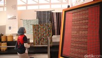 Dalam pameran ini, berbagai kekayaan budaya khas Lombok dan Sumbawa dipamerkan, mulai dari kain tenun, alat musik tradisional, hingga kuliner lokal yang menggugah selera.
