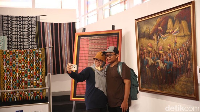 Pameran Budaya NTB Meriahkan Gelaran MotoGP Mandalika 2025 Tak hanya deru mesin dan sorak penonton yang memeriahkan ajang MotoGP Mandalika 2025, tetapi juga pesona budaya lokal yang turut mencuri perhatian. Di sela gelaran Pertamina Grand Prix of Indonesia 2025, pengunjung disuguhi Pameran Budaya NTB yang digelar di kawasan Sirkuit Internasional Pertamina Mandalika, Nusa Tenggara Barat, Minggu (5/10/2025).