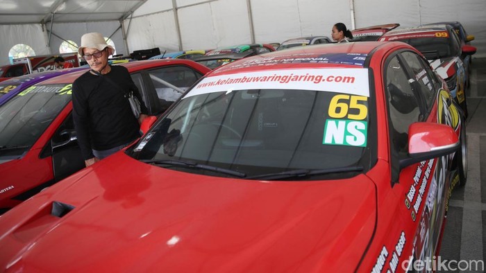 Tak hanya aksi para pembalap MotoGP yang memacu adrenalin, pameran mobil balap di kawasan Sirkuit Internasional Pertamina Mandalika, Nusa Tenggara Barat, juga menjadi magnet tersendiri bagi pengunjung pada Minggu (5/10/2025).