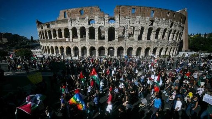 Pro-Palestinian demonstrators march past the Colosseum as they take part in a protest in support of the Palestinian people and against Israels interception of the Global Sumud Flotilla, in Rome on October 4, 2025. (Photo by Filippo MONTEFORTE / AFP)
