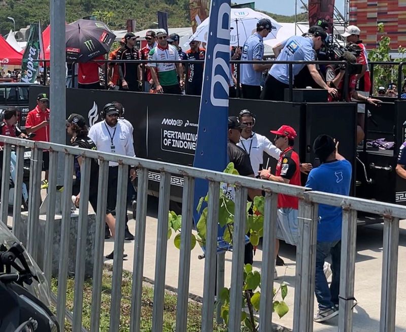 Para pebalap MotoGP sapa penggemar di Sirkuit Pertamina Mandalika, Minggu (5/10/2025)