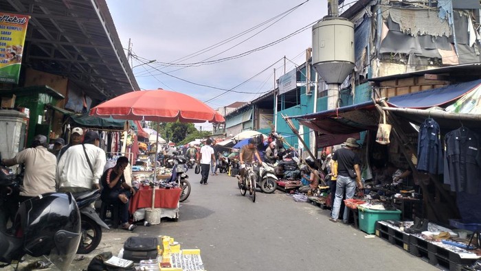 Pasar Loak Jatinegara, Jakarta Timur atau Pasar Jembatan Item