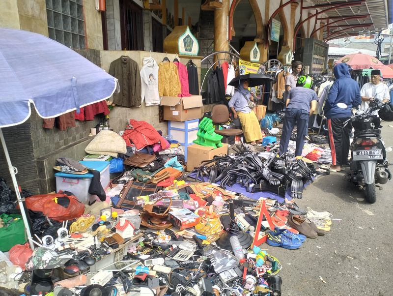 Pasar Loak Jatinegara Pasar Loak Jatinegara, Jakarta Timur atau Pasar Jembatan Item