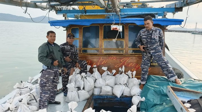 Barang bukti pasir timah dan kapal yang berhasil diamankan petugas Lanal Babel.