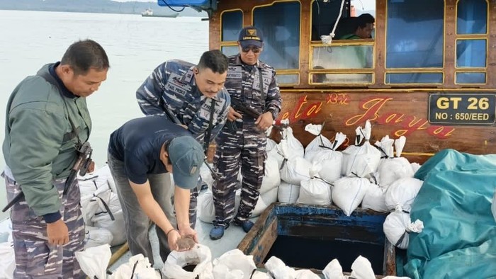 Barang bukti pasir timah dan kapal yang berhasil diamankan petugas Lanal Babel.