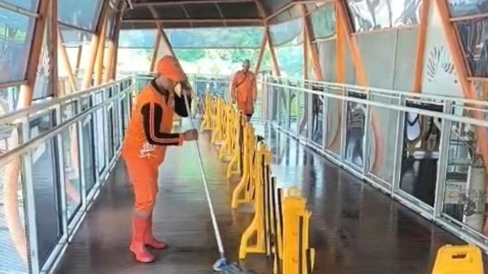 Pasukan oranye bersihkan Skywalk Kebayoran