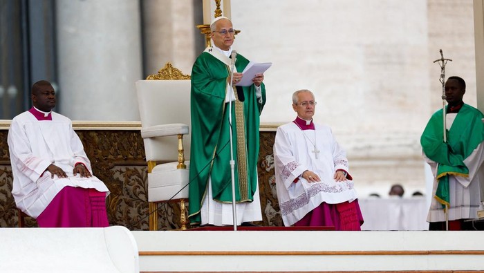Paus Leo XIV memimpin Misa Yubileum Dunia Misionaris dan Yubileum Migran di Lapangan Santo Petrus, Vatikan, Minggu (5/10/2025). Ribuan umat beriman dari berbagai negara hadir untuk mengikuti perayaan rohani yang menjadi momentum penting bagi komunitas misionaris dan para migran di seluruh dunia. REUTERS/Remo Casilli