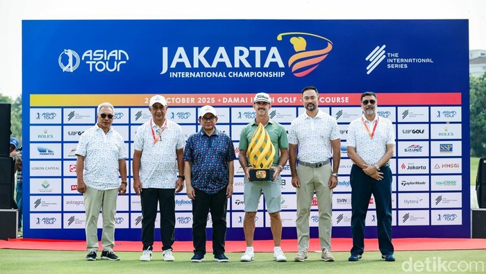 Pegolf Australia Wade Ormsby berhasil menorehkan sejarah gemilang dengan menjuarai Jakarta International Championship (JAKIC) 2025 dalam debutnya, Minggu (5/10/2025).