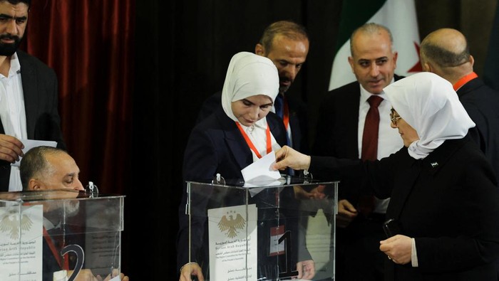 Proses pemilihan umum untuk membentuk parlemen baru di Suriah resmi dimulai pada Minggu (5/10/2025). Warga tampak antusias mendatangi sejumlah tempat pemungutan suara di berbagai wilayah, termasuk di ibu kota Damaskus. REUTERS/Yamam al Shaar