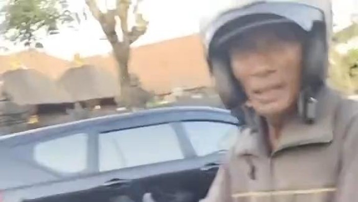 Pemotor viral di medsos gegara tak terima ditilang polisi. (Tangkapan layar video viral)